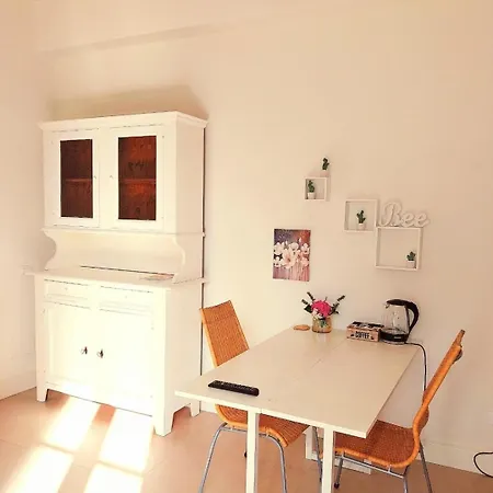 Bee Bed & Breakfast Luni